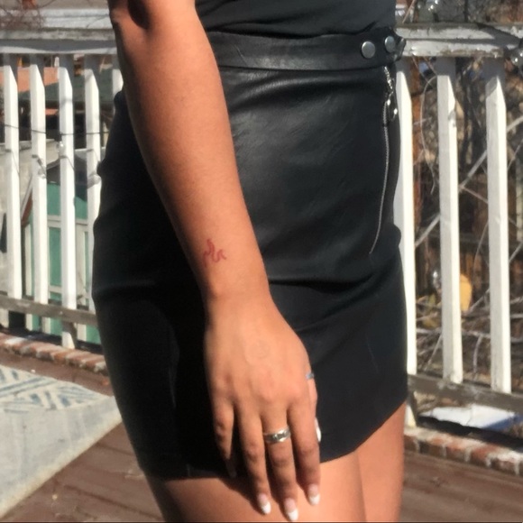 Black faux leather skirt - Picture 2 of 3